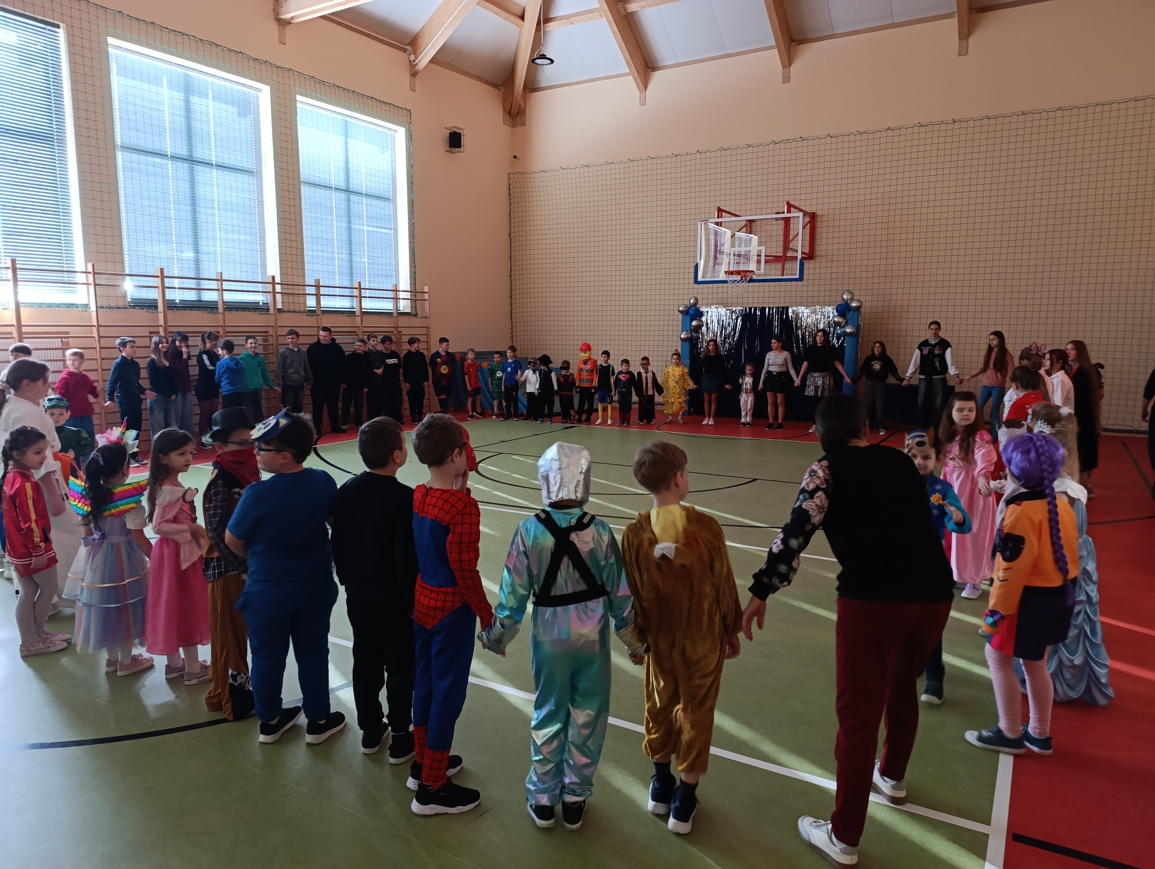 🎭 Zabawa karnawałowa w naszej szkole 🎶