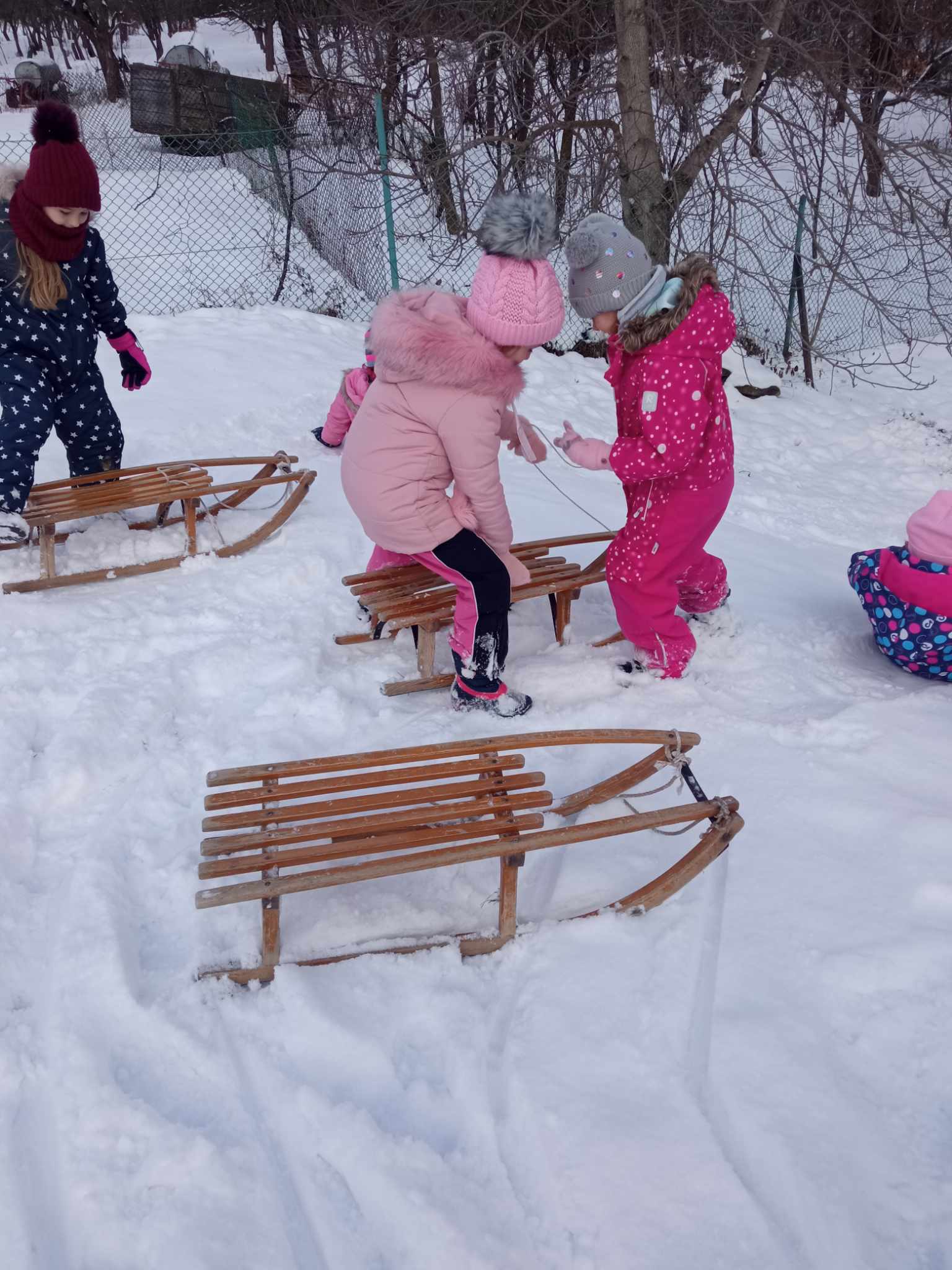 Zimowe zabawy na śniegu 🛷❄️