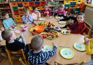 Zmysłowe odkrywanie smaków – owocowe warsztaty w zerówce